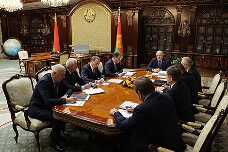 Lukashenko hosts meeting on international agenda, economic matters