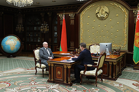 Lukashenko hears out report of Minsk Mayor Kukharev