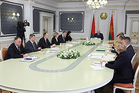 Lukashenko reviews bill on status of heads of local authorities
