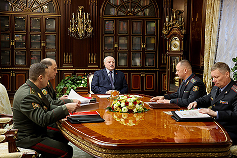 Lukashenko briefed on operational situation in Belarus