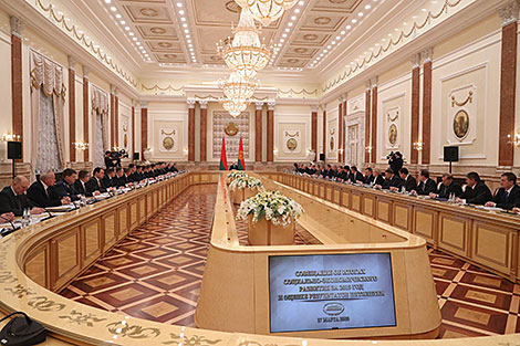 Lukashenko meets with Council of Minister to discuss Belarus’ development