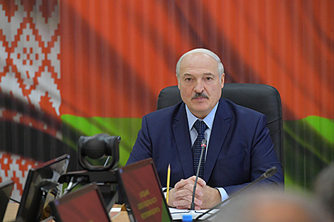 Lukashenko convenes meeting to discuss military security