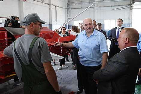 A glimpse into history: Lukashenko's role in Belarusian grain harvester industry