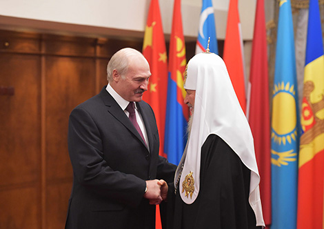 Lukashenko gives Slutsk sash, painting to Patriarch Kirill as birthday gift