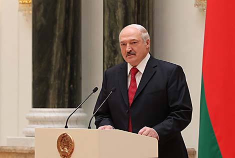 Lukashenko awards outstanding Belarusians with state honors, general straps