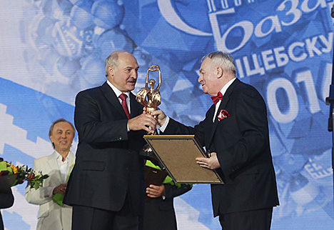 Lukashenko presents special award to Mikhail Finberg