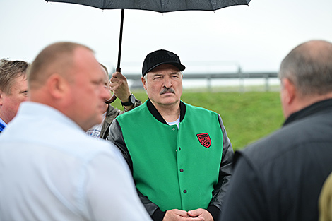 Lukashenko visits Orsha District to study subsurface tillage technology
