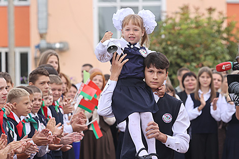 Lukashenko extends Knowledge Day greetings