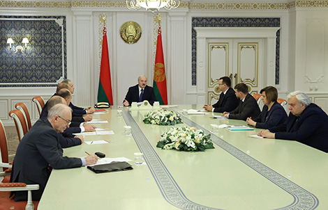 Lukashenko holds meeting to discuss coronavirus situation