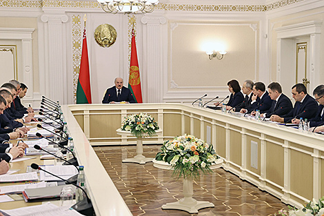 Lukashenko hosts Council of Ministers meeting