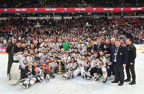 Lukashenko awards President’s Cup to Belarusian Extraleague winner