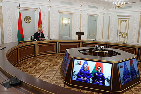 Lukashenko invites Novitsky, Vasilevskaya to visit him after returning from space