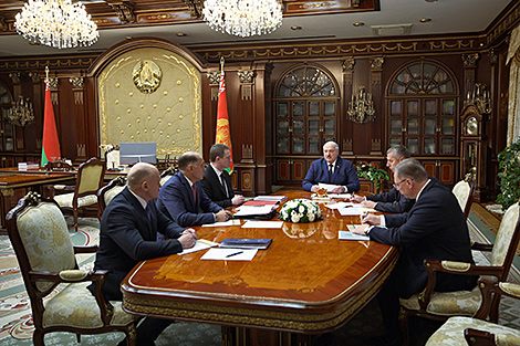 Lukashenko holds meeting to discuss international situation, relations with U.S.