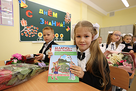 Lukashenko extends Knowledge Day greetings