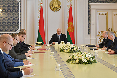 Lukashenko urges to aim for global average economic growth rate in 2021