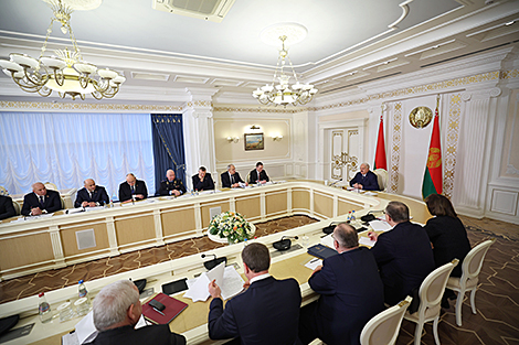 Lukashenko convenes meeting with Council of Ministers