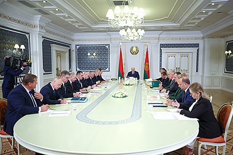 Lukashenko calls for efficient retail service system, including in rural areas