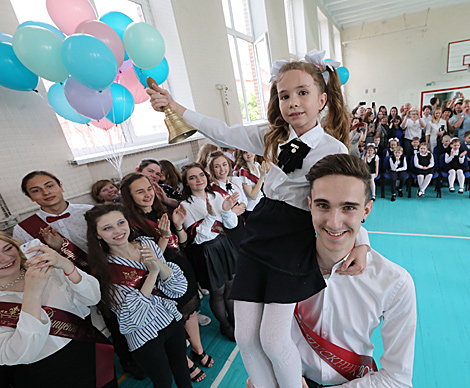 Belarus president sends greetings to school leavers