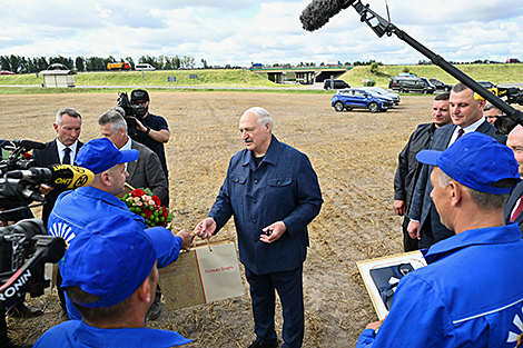 Lukashenko travels to Minsk District to thank top-performing harvester operators