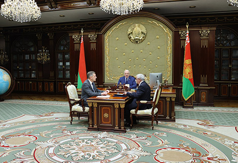 Lukashenko meets with Industry Ministry officials