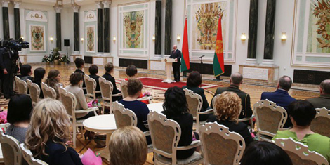 Lukashenko presents state awards, general’s shoulder boards