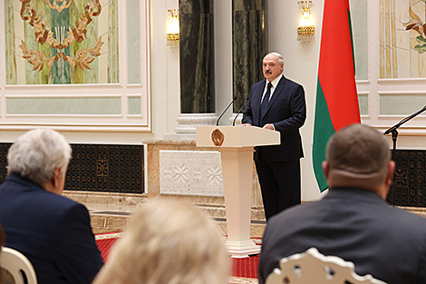 Lukashenko thanks medical workers of Belarus