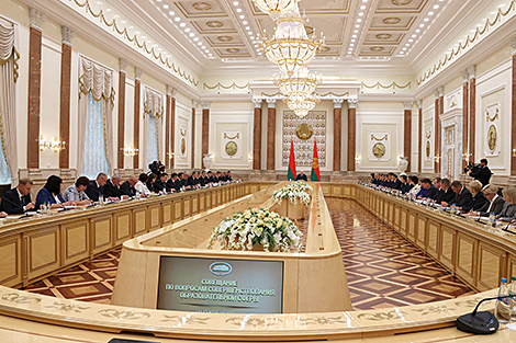 Lukashenko hosts meeting on education