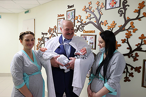 Lukashenko visits Mother and Child perinatal center