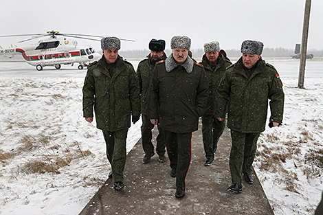 New regiment, homes for military. Lukashenko’s arrival in Luninets as milestone in army development