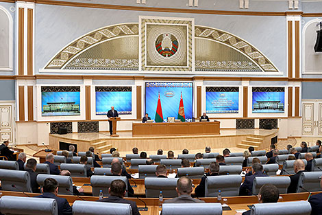 Lukashenko convenes large meeting to discuss manufacturing sector