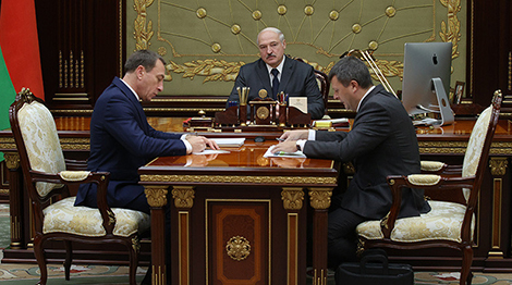 Lukashenko hears out report of first vice premier, finance minister