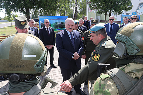 5th Special Operations Brigade shows Lukashenko its weapons and gear