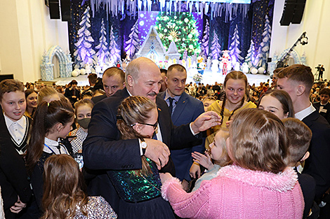 Lukashenko attends New Year Eve’s children’s charity event in Minsk