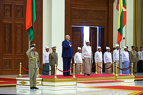 Lukashenko meets with Min Aung Hlaing in Presidential Palace in Naypyidaw