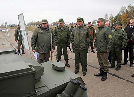 Lukashenko examines advanced Belarusian weapons