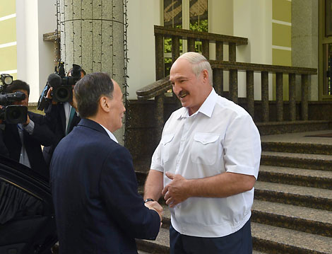 Belarus president, China vice president discuss international situation over tea and jam