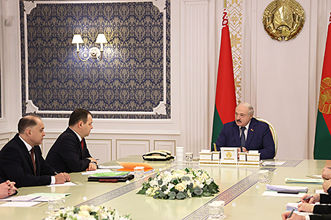Lukashenko holds meeting to discuss public sector salaries