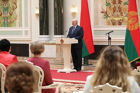 Belarus president presents state awards and shoulder boards