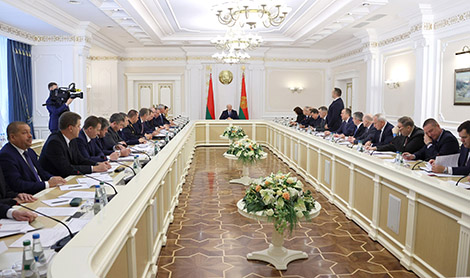 Lukashenko hosts meeting to discuss Belarus’ agricultural performance