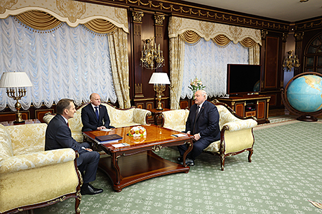 Lukashenko meets with Russia’s SVR head