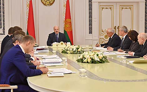 Lukashenko holds government session with Belarus' economic bloc