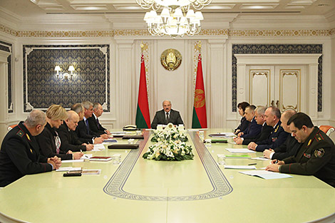 Lukashenko hosts government session on application of administrative measures