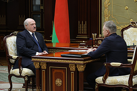 Lukashenko guarantees comprehensive government support to trade unions