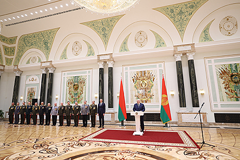 Lukashenko presents state awards, shoulder straps to high-ranking military officers