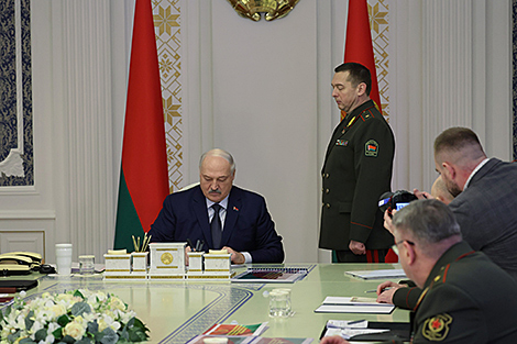 Lukashenko approves decision on state border protection in 2025