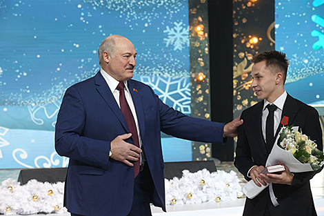 Lukashenko calls on Belarusians to be patriots, to take pride in their country
