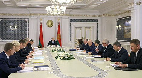 Lukashenko hosts meeting with Council of Ministers