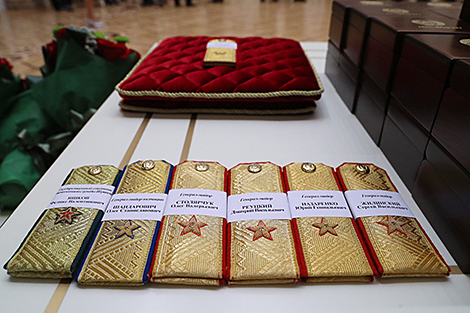 Belarus president presents shoulder boards to high-ranking officers