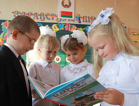 Lukashenko extends Knowledge Day greetings