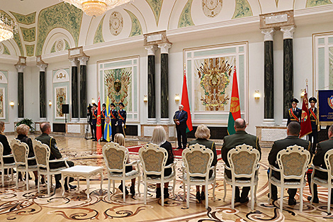 Lukashenko presents state awards to families of fallen heroes
